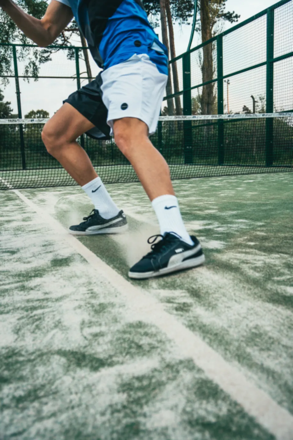 Jugador de tenis moviéndose sobre la pista durante un punto