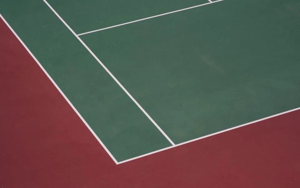 Detalle gráfico de las líneas de una pista de tenis en verde y granate