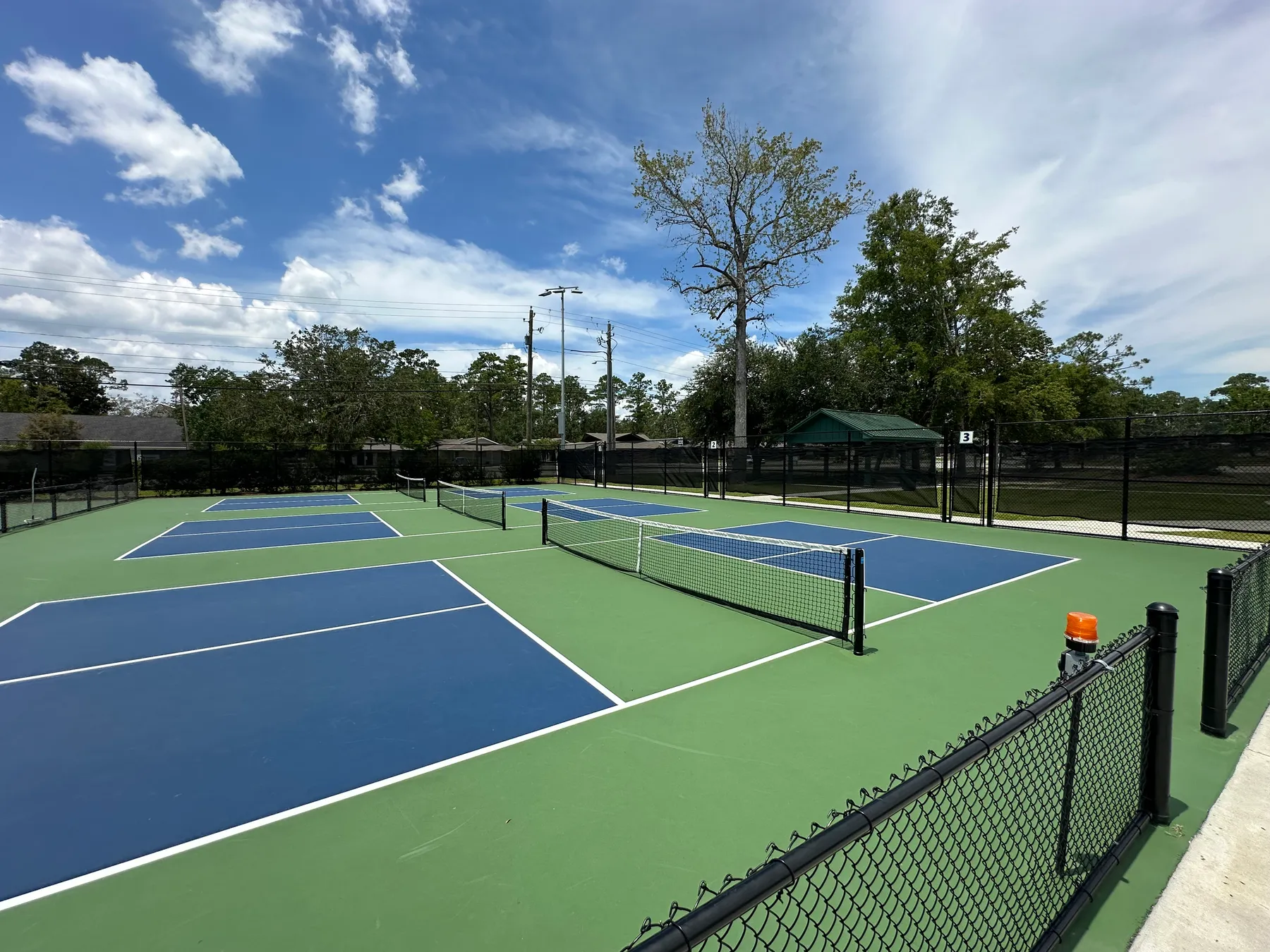 Pistas de pickleball al aire libre en un club deportivo